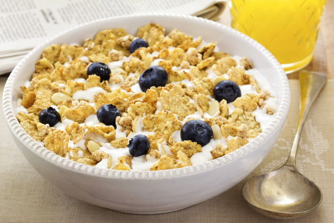 Обои картинки фото еда, мюсли,  хлопья, молоко, кукурузные, хлопья, голубика