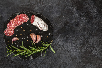 Картинка еда колбасные+изделия салями колбасное изделие приправы нарезка