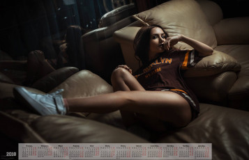 Картинка календари девушки мебель диван кресло взгляд