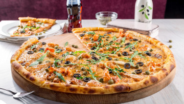 Картинка еда пицца каперсы маслины поджаристая