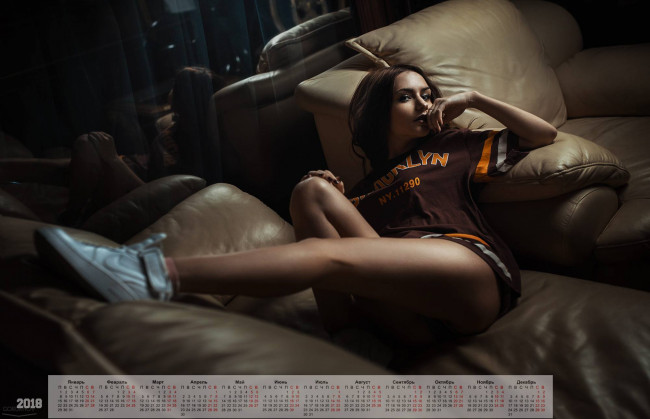 Обои картинки фото календари, девушки, мебель, диван, кресло, взгляд