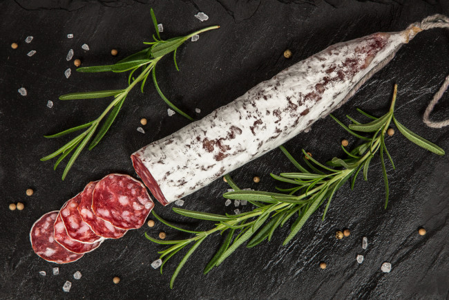 Обои картинки фото еда, колбасные изделия, колбасное, изделие, приправы, нарезка, салями