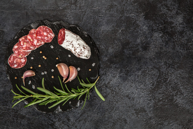 Обои картинки фото еда, колбасные изделия, салями, колбасное, изделие, приправы, нарезка