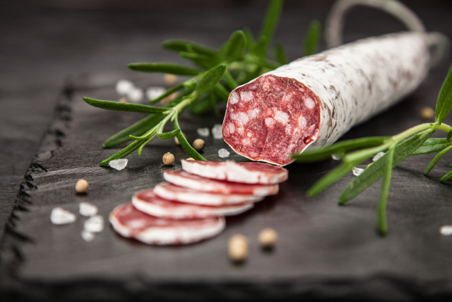 Обои картинки фото еда, колбасные изделия, салями, приправы, нарезка, колбасное, изделие