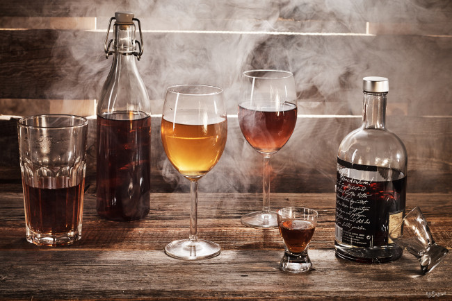 Обои картинки фото еда, напитки, спиртное, стаканы, бутылка