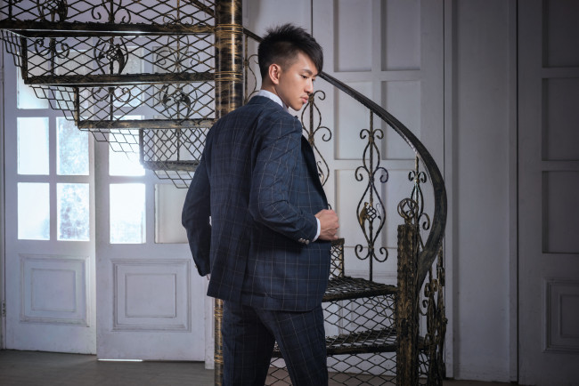 Обои картинки фото мужчины, - unsort, парень, поза, лестница