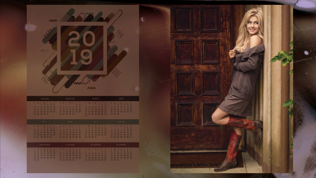 Обои картинки фото календари, девушки, женщина, дверь, улыбка