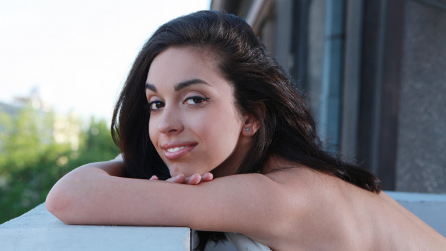 Обои картинки фото helen h engelie, девушки, helen, h, engelie, девушка, стройная, сексуальная, флирт, модель, брюнетка, красотка, поза, взгляд, макияж