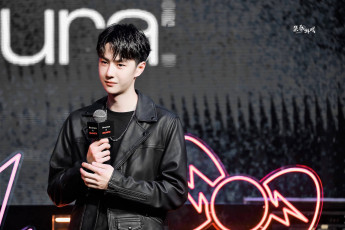 Картинка мужчины wang+yi+bo актер куртка микрофон