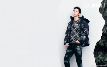 Картинка мужчины wang+yi+bo куртка джинсы стена свитер