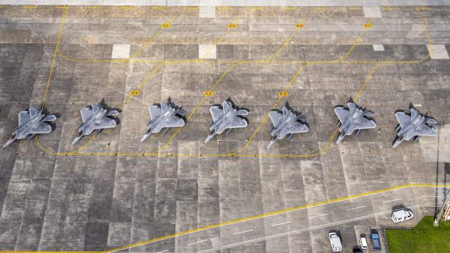 Обои картинки фото авиация, боевые самолёты, lockheed, martin, f22, raptors, япония, yokota, ab, вид, сверху
