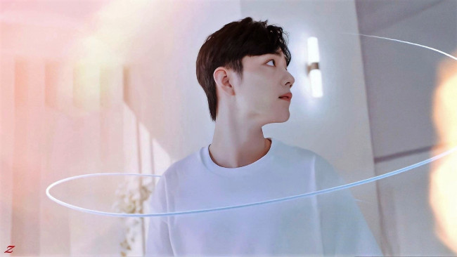 Обои картинки фото мужчины, xiao zhan, актер, футболка, комната