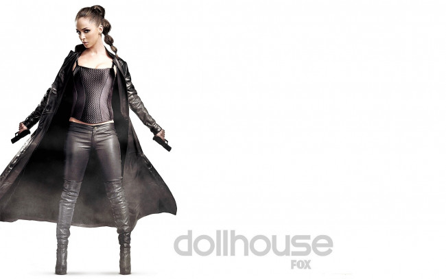 Обои картинки фото кино фильмы, dollhouse, девушка, коса, плащ, пистолеты