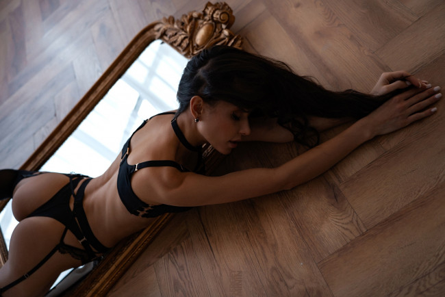 Обои картинки фото бестия, девушки, - брюнетки,  шатенки, попа, секси, поза, модель, трусики, макияж, фигура, зеркало, брюнетка, прическа, пояс, лежит, бюстгальтер, ракурс, на, полу, в, черном