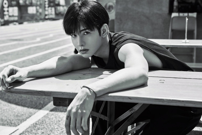 Обои картинки фото мужчины, zheng fan xing, zheng, fanxing, актер, стол