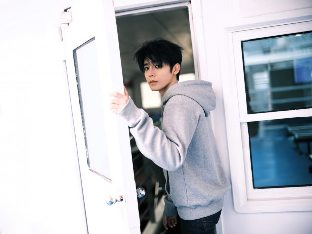 Обои картинки фото мужчины, hou ming hao, актер, кофта, дверь