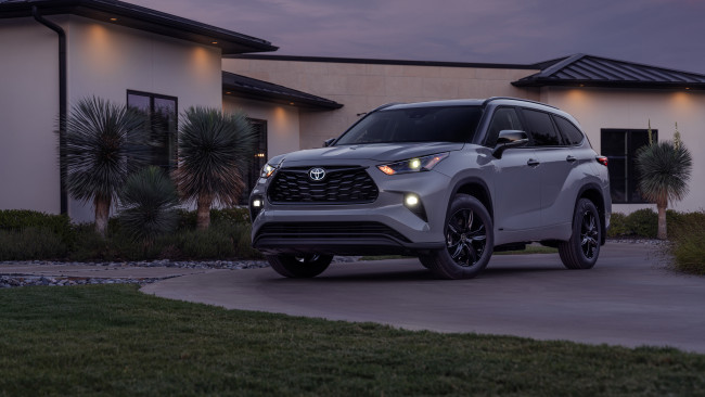 Обои картинки фото toyota highlander hybrid xle nightshade 2024, автомобили, toyota, highlander, hybrid, xle, nightshade, тойота, двор, кроссовер