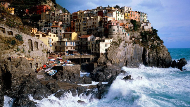 Обои картинки фото cinque terre,  италия, города, - здания,  дома, город, дома, скалы, море, прибой, лодки