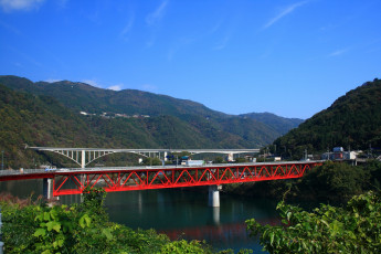 Картинка города мосты река горы лес