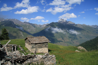 Картинка природа горы облака дом