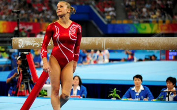 Картинка alicia sacramone спорт гимнастика судьи бревно гимнастка