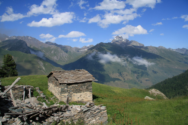 Обои картинки фото природа, горы, облака, дом