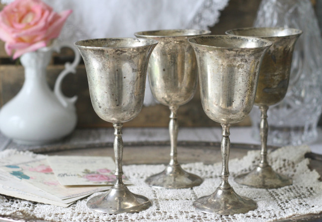 Обои картинки фото разное, посуда, столовые, приборы, кухонная, утварь, винтаж, серебро, бокалы
