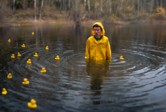 Картинка юмор приколы парень уточки плащ вода