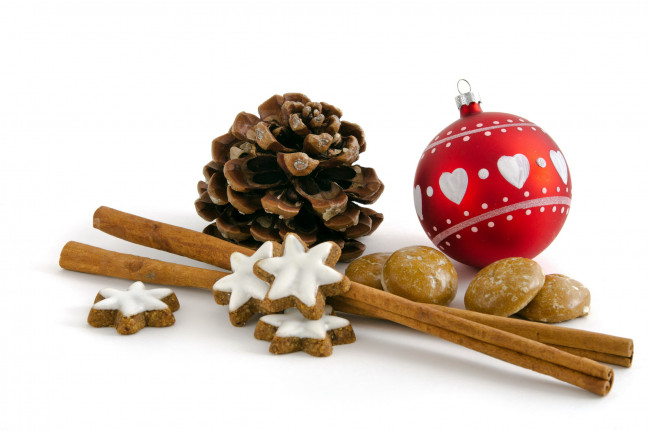 Обои картинки фото праздничные, угощения, печенье, прияники, корица, шишка, шарик