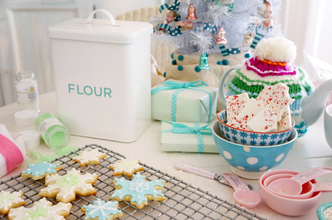 Обои картинки фото праздничные, угощения, печенье, мука, подарки, елка