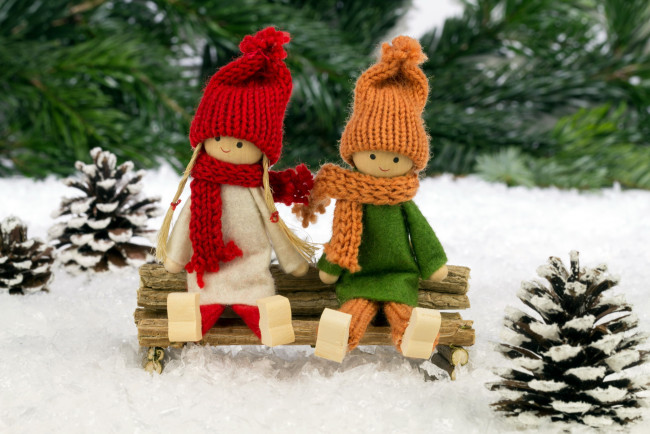 Обои картинки фото праздничные, мягкие, игрушки, куколки, скамеечка, снег, шишки, ветки
