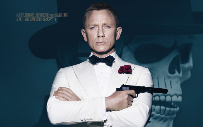 Обои картинки фото кино фильмы, 007,  spectre, в, белом, daniel, craig, агент, дэниэл, крэйг, джеймс, бонд, james, bond, шляпа, череп, фон, spectre, глушитель, пистолет, костюме