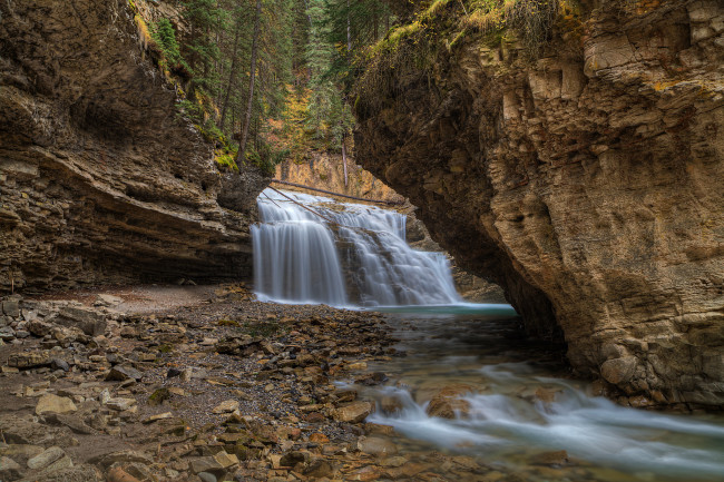 Обои картинки фото природа, водопады, горы, скалы, река, поток, водопад, деревья