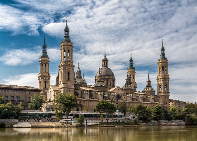 Обои картинки фото zaragoza, города, - католические соборы,  костелы,  аббатства, собор, река