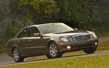 Картинка автомобили mercedes-benz мерседес коричневый дорога горы трава