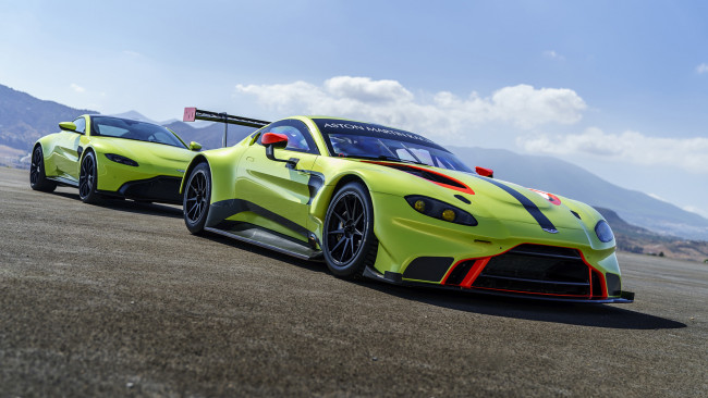 Обои картинки фото aston martin racing vantage gte and aston martin vantage 2018, автомобили, aston martin, gte, 2018, vantage, racing, aston, martin
