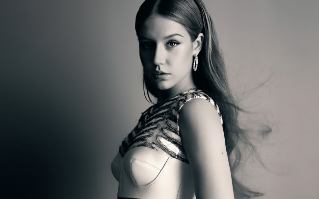 Обои картинки фото девушки, adele exarchopoulos, черно-белая, топ