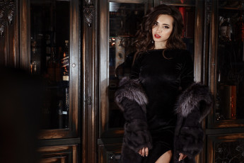 Картинка девушки -unsort+ брюнетки темноволосые красная помада платье смотрит на зрителя коричневые глаза длинные волосы брюнетка модель меховое пальто черное