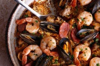Картинка еда рыбные+блюда +с+морепродуктами паэлья рис мидии креветки