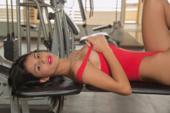 Картинка denisse+gomez девушки брюнетка модель девушка спорт красный сексуальная красотка фитнес denisse gomez