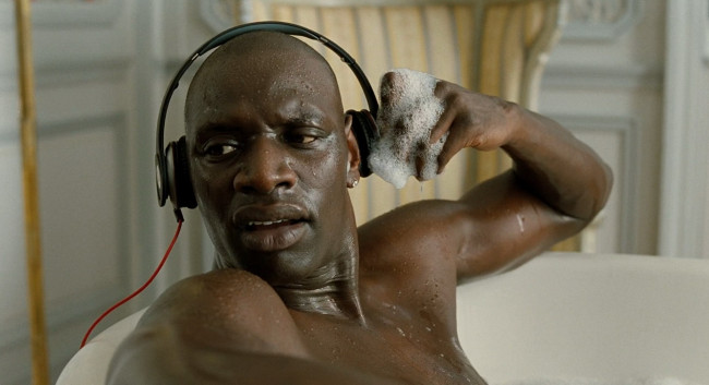 Обои картинки фото кино фильмы, 1 1 intouchables, наушники, ванна, пена, дрисс