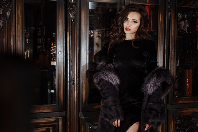 Обои картинки фото девушки, -unsort , брюнетки, темноволосые, красная, помада, платье, смотрит, на, зрителя, коричневые, глаза, длинные, волосы, брюнетка, модель, меховое, пальто, черное