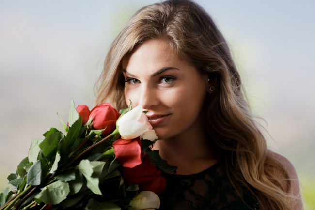 Обои картинки фото sydney cole, девушки, sydney, cole, портрет, лицо, цветы, букет, розы, девушка, модель, светловолосая, красотка, красавица, флирт, сексуальная, секси, поза, взгляд, макияж