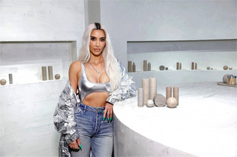 Картинка девушки kim+kardashian блондинка топ джинсы плащ косметика