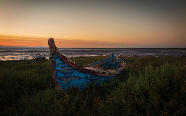 Обои картинки фото корабли, лодки,  шлюпки, трава, лодка, старая