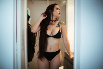 Картинка сексуальная+девушка девушки -+брюнетки +шатенки девушка женщина брюнетка темноволосая сексуальная модель звезда позирует разная обувь верхняя стильная одежда нижнее эротическое бельё трусы лифчик колготки чулки аксессуары макияж и множество элементов на фотографии