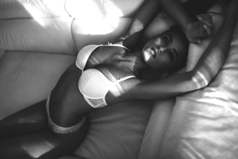 обоя сексуальная девушка, девушки, - черно-белые, девушка, женщина, брюнетка, темноволосая, сексуальная, модель, звезда, позирует, разная, обувь, верхняя, стильная, одежда, нижнее, эротическое, бельё, трусы, лифчик, колготки, чулки, аксессуары, макияж, и, множество, элементов, на, фотографии