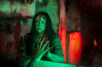 обоя девушки, алиса арефьева, образ, косплей, наряд, зеркало, тельняшка, пистолет, кровь