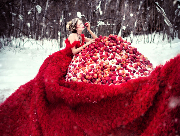 Обои картинки фото девушки, - креатив,  косплей, блондинка, платье, ком, яблоки, снег, зима, лес