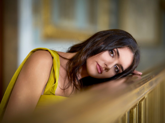 Обои картинки фото сексуальная девушка, девушки, - лица,  портреты, девушка, женщина, шатенка, темноволосая, сексуальная, модель, звезда, позирует, разная, обувь, верхняя, стильная, одежда, нижнее, эротическое, бельё, трусы, лифчик, колготки, чулки, аксессуары, макияж, и, множество, элементов, на, фотографии